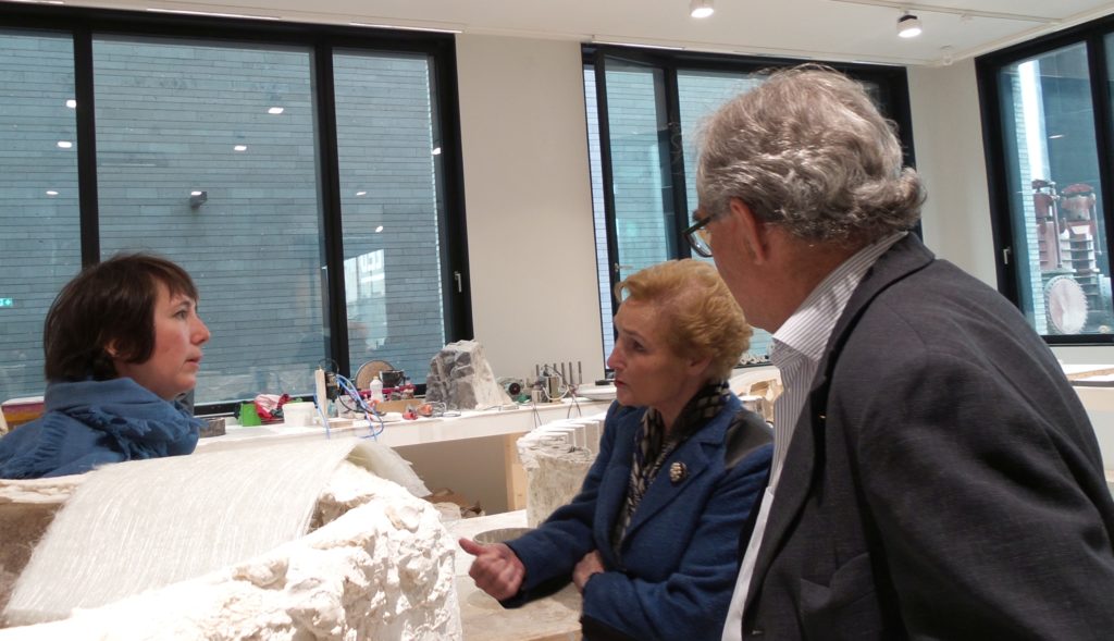 18 mai 2016 _ Mme Erna Hennicot-Schoepges et M. Norbert Friob s'échangent avec l'artiste Martine Feipel en résidence avec Jean Bechameil durant Public Art Experience organisé par le Fonds Belval en 2016 