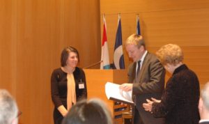 Dr Valentina Covolo, lauréate du Prix Rolf Tarrach 20015, Monsieur le Ministre délégué Marc Hansen, Madame Erna Hennicot-Schoepges, présidente des Amis de l'Université. (c) photo : MS